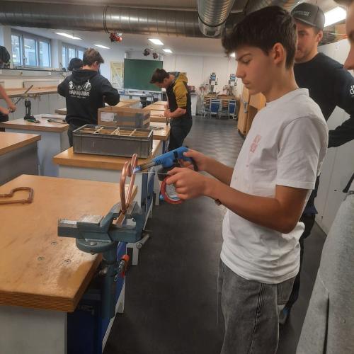 die Schüler beim Löten des Werkstückes