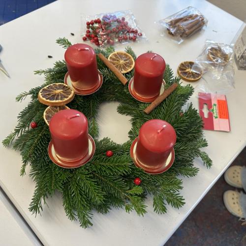ein Adventkranz mit roten Kerzen