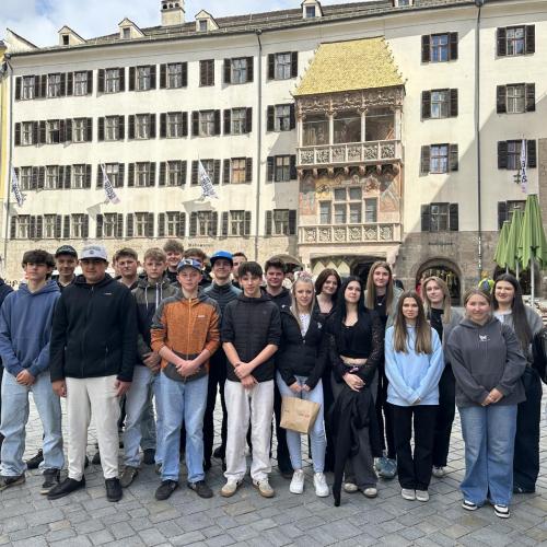 die Schulgemeinschaft vor dem goldenen Dachl in Innsbruck