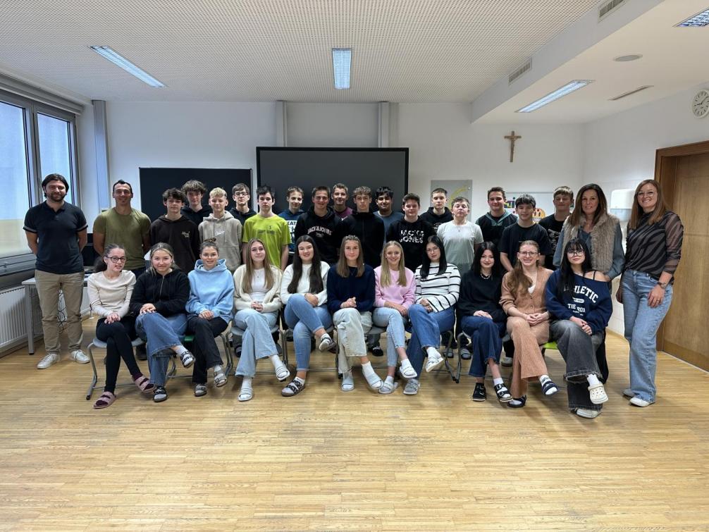 alle SchülerInnen und Lehrpersonen der Schulgemeinschaft 2025/26