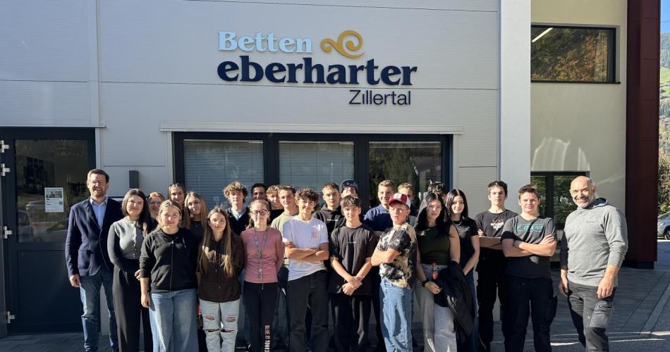 Gruppenbild vor dem Logo von Betten Eberhater in Zell a. Ziller