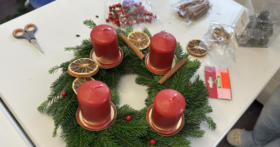ein Adventkranz mit roten Kerzen