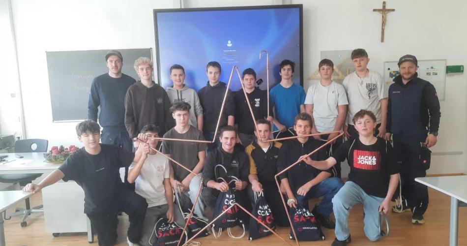 ein Gruppenfoto der Technikergruppe mit den Mitarbeitern