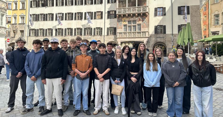 die Schulgemeinschaft vor dem goldenen Dachl in Innsbruck